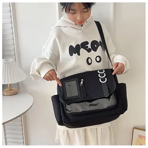 Détail de la sacoche noire avec poches transparentes et compartiment de rangement latéral