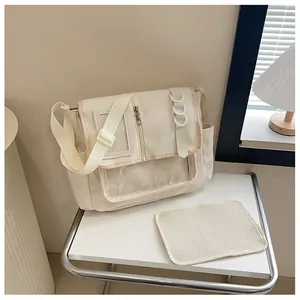 Détail du sac bandoulière crème avec fenêtre transparente en PVC et sangle réglable