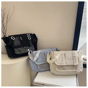 Détail de sacs bandoulière en toile en trois couleurs avec poches transparentes