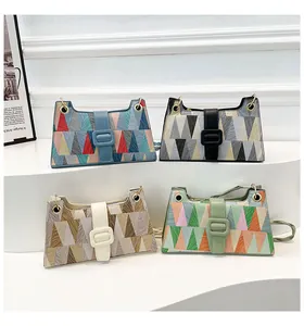 Vue détaillée de quatre sacs à main géométriques multicolores avec motifs triangulaires et cuir