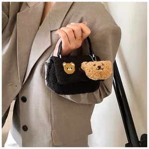 Detail der schwarzen Teddy-Mini-Tasche mit Bären-Stickerei und Plüsch-Anhänger