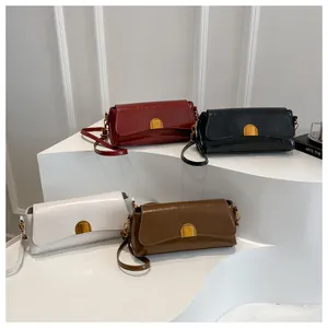 Quatre sacs bandoulière carrés en cuir brillant avec des fermoirs métalliques dorés