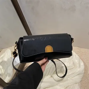 Sac à bandoulière noir brillant minimaliste avec boucle dorée pour femme mode 2025