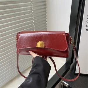 Sac sous le bras rouge foncé vintage avec fermoir doré et texture en cuir ciré