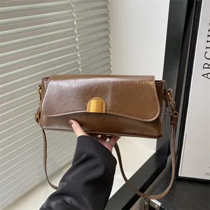 Sac sous le bras minimaliste en cuir marron texturé avec fermoir magnétique doré