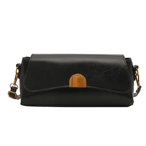 Sac bandoulière minimaliste en cuir ciré noir avec boucle dorée vintage pour femme