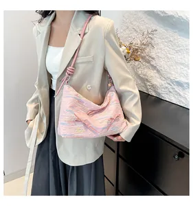 Sac à bandoulière rose avec tissu texturé, broderie colorée et petits nœuds 3D