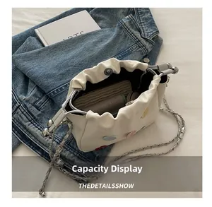 Vue de dessus montrant la capacité intérieure du sac seau blanc avec chaîne