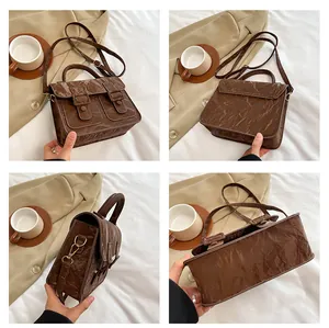 Detailansicht einer braunen Retro-Tasche mit plissierter Ledertextur und Umhängegurt
