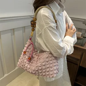 Sac à bandoulière en seersucker plissé rose avec poignée en perles de bois naturel