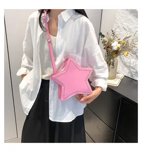 Detailansicht der rosa sternförmigen Tasche mit Silbernieten und verstellbarem Gurt