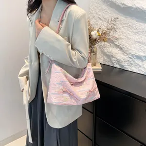 Sac à bandoulière rose plissé avec broderie et nœuds pour un style décontracté et tendance