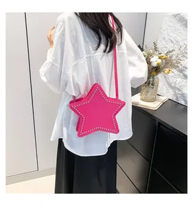 Detailaufnahme der pinkfarbenen Sterntasche mit Nieten und glatter PU-Lederstruktur