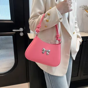 Sac hobo rose avec nœud, poignée tressée et détails métalliques pour femmes