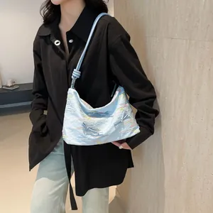 Sac fourre-tout bleu clair avec texture plissée et détails brodés colorés