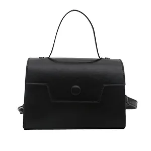 Sac à main minimaliste en similicuir noir avec rabat géométrique et poignée supérieure