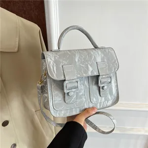 Schicke hellgraue Cambridge-Tasche mit Faltenstruktur und verstellbarem Gurt für Damen