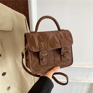 Braune Vintage-Umhängetasche mit Faltenoptik, Doppelriemen und Griff für Damen