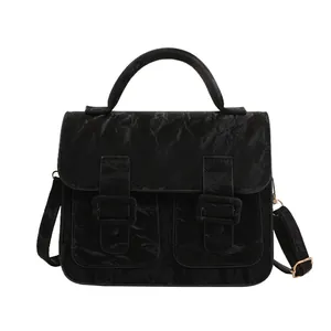 Schwarze Retro-Umhängetasche aus zerknittertem Kunstleder mit Griff und Gold-Hardware
