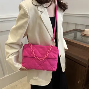 Sac bandoulière matelassé fuchsia avec chaîne chunky et texture en nylon souple