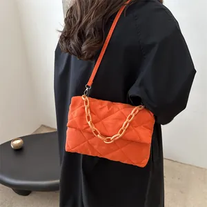 Sac à bandoulière matelassé orange avec grosse chaîne en résine et design bouffant
