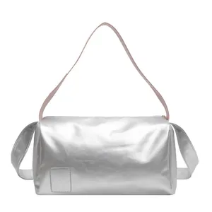 Bolso tote plateado metalizado con correas rosas y gran capacidad para el uso diario