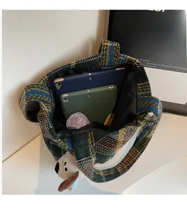 Geräumiger Innenraum des Retro-Plaid-Tweed-Shoppers mit Platz für Tablet und Regenschirm