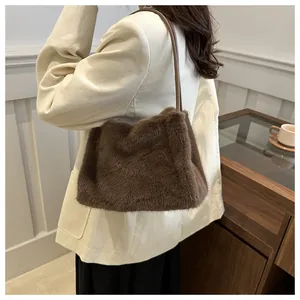 Detailaufnahme der dunkelbraunen flauschigen Webpelz-Schultertasche mit feinem Riemen