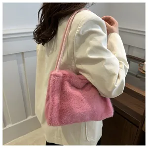 Detail der rosa Kunstpelz-Schultertasche mit flauschiger Textur und schmalem Riemen