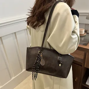 Borsa tote retrò in pelle cerata marrone scuro con ciondolo a racchetta e tracolla