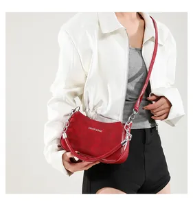 Detalle de bolso medialuna rojo con cadena y texto Fashion & Bags sobre fondo blanco