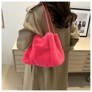 Leuchtend rosa Pelz-Einkaufstasche kombiniert mit khakifarbenem Trenchcoat