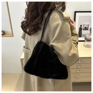 Nahaufnahme einer schwarzen Kunstpelz-Schultertasche zu einem klassischen Trenchcoat