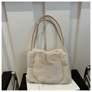 Nahaufnahme der weichen Plüschstruktur auf dem cremeweißen Kunstpelz-Shopper