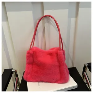 Makroaufnahme der flauschigen Textur aus rosa Kunstpelz und schmalen Ledergriffen