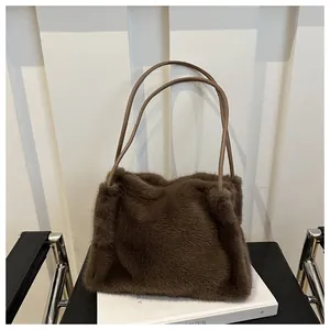 Detailansicht der weichen Kunstfell-Textur einer dunkelbraunen Tasche mit Ledergriffen
