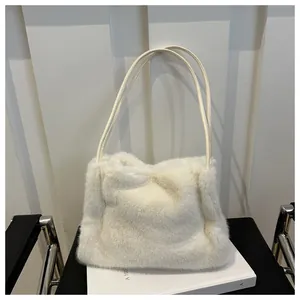 Nahaufnahme der cremeweißen Plüsch-Schultertasche aus Kunstpelz mit weicher Textur