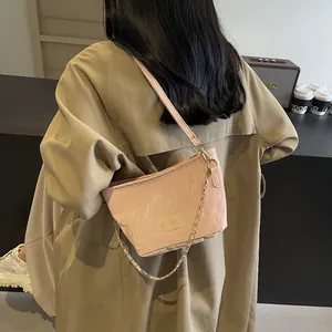 Sac bandoulière plissé rose chic avec chaîne dorée et esthétique de sac seau moderne