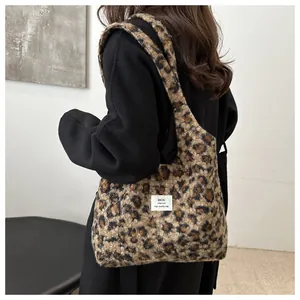 Detail der flauschigen Schultertasche mit Leopardenmuster und gewebtem Etikett
