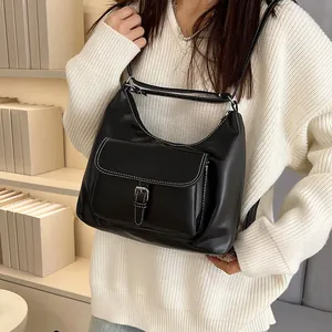 Sac bandoulière vintage noir en similicuir avec surpiqûres contrastées blanches et boucle argent