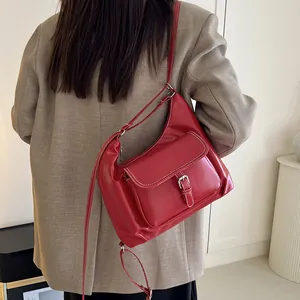 Sac sous le bras rouge vintage en cuir avec coutures contrastées et boucle argent