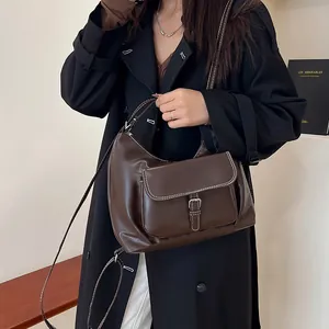 Sac à bandoulière rétro marron foncé avec surpiqûres et sangle réglable