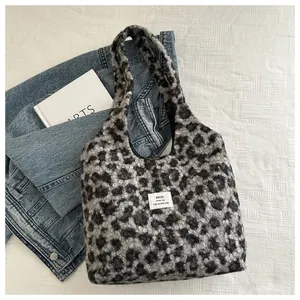 Detailansicht der flauschigen Leopardenmuster-Handtasche mit gewebtem Etikett und weicher Textur