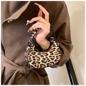 Detailaufnahme der Mondsichel-Tasche mit Leopardenmuster und goldenen Beschlägen