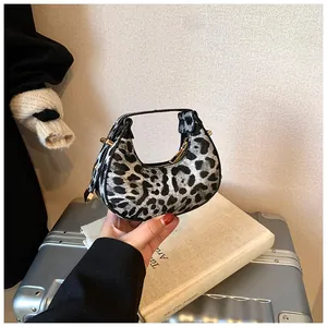 Detail der hobo tasche mit leopard-print, gold-reißverschluss und mondform-silhouette