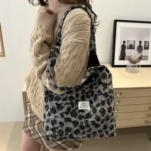 Stylische Plüsch-Tragetasche mit Leopardenmuster in Grau und Schwarz und weichem Gurt