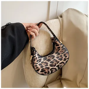 Detailansicht der Halbmondtasche mit Leopardenmuster, Goldreißverschluss und PU-Leder