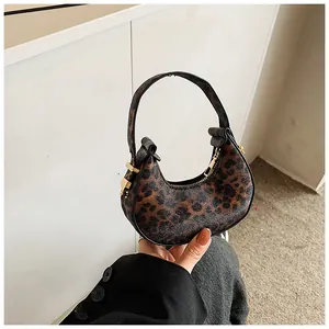 Detail der sichelförmigen Tasche mit Leopardenmuster, PU-Leder und Reißverschluss