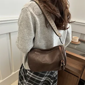 Retro-Schultertasche in Braun mit Lychee-Muster und gewebtem Schultergurt im Ethno-Stil