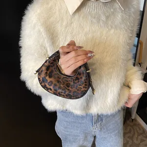 Schicke Handtasche mit Leopardenmuster und goldener Schnalle für modischen Winterlook